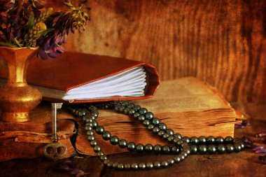 Retro etkisi fotoğraf Arap kitabı ve çiçek