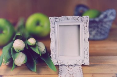 Retro fotoğraf Beyaz Lale elma ahşap