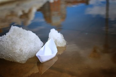 renkli fotoğraf kağıt tekne bahar sokak üzerinde