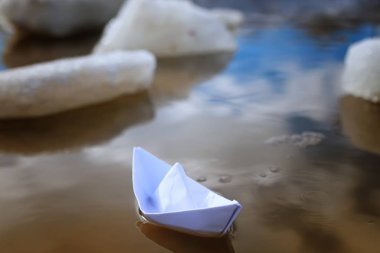 renkli fotoğraf kağıt tekne bahar sokak üzerinde