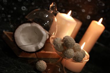 Cokonut şekerle tonda kompozisyon