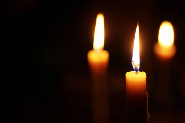 블랙에 고립 된 촛불 — 스톡 사진