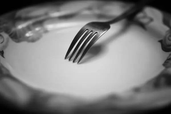 Widelec w talerz czarny biały — Zdjęcie stockowe