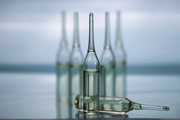 Átlátszó üveg gyógyszer — Stock Fotó