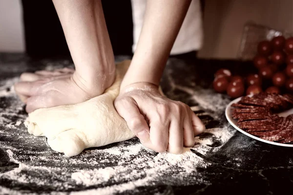 Pizza prepare dough hand topping — Stock Photo, Image