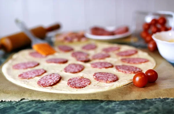 Preparar la cobertura de pizza — Foto de Stock