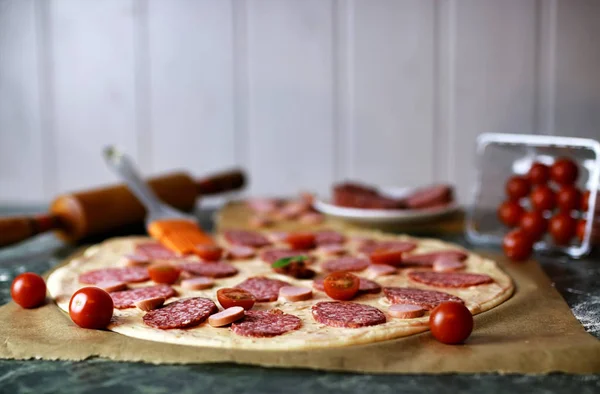 Preparar la cobertura de pizza — Foto de Stock