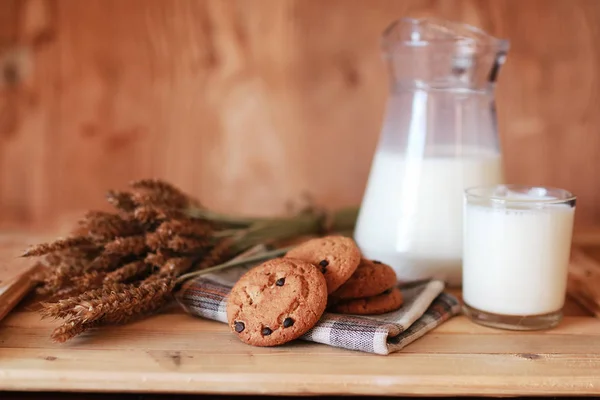 Latte e biscotti cereali — Foto Stock