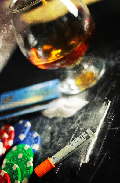 Gratta e vinci concetto di dipendenza cocaina alcol vetro droga — Foto Stock