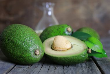 avokado ve ahşap arka plan üzerine yağlıboya