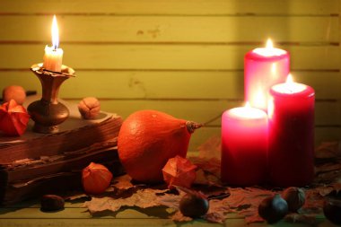 eski kitap kabak ve ahşap masa mum