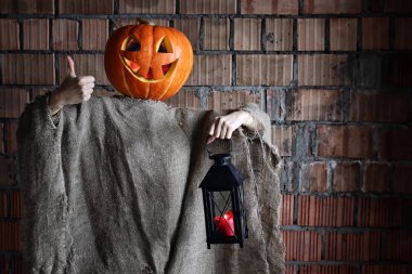 Kabak kafalı canavar. Cadılar Bayramı tabelası.