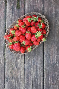 Rustik ahşap zemin üzerine çilek