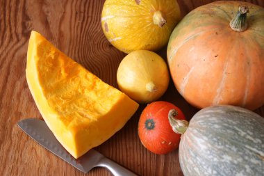 Kabak hasat masanın üstüne kesmek.