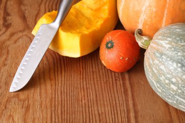 Kabak hasat masanın üstüne kesmek.