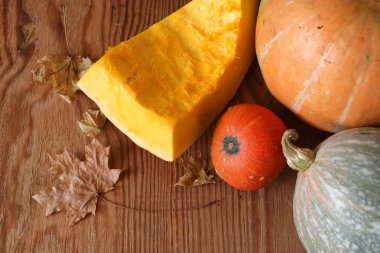 Kabak hasat masanın üstüne kesmek.