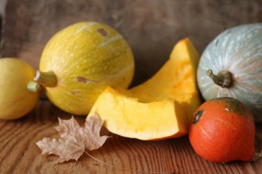 Kabak hasat masanın üstüne kesmek.