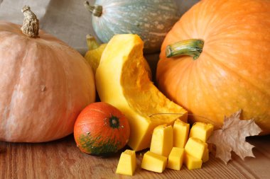 Kabak hasat masanın üstüne kesmek.