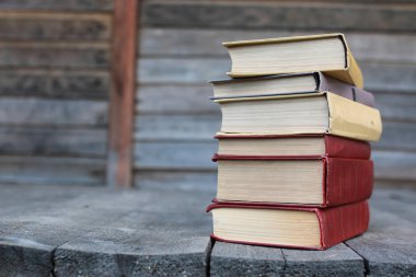 bir masada duran kitaplar