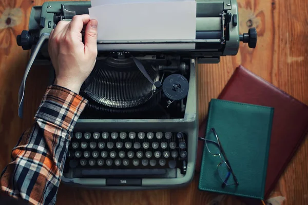 Schreibmaschine Retro-Hand auf Holztisch — Stockfoto