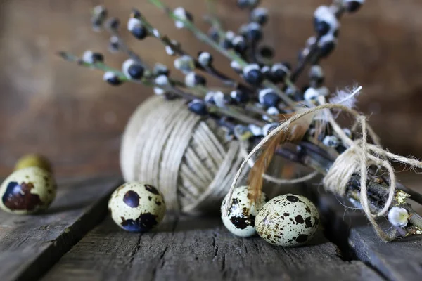 Bahar yumurta dal willow ahşap arka plan