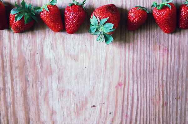 Erdbeeren-Top auf Holz und Spitze — Stockfoto