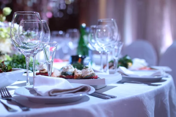 Wijnglas op een tafel in een restaurant — Stockfoto