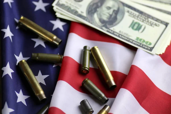 Куля і гроші на американському прапорі — стокове фото
