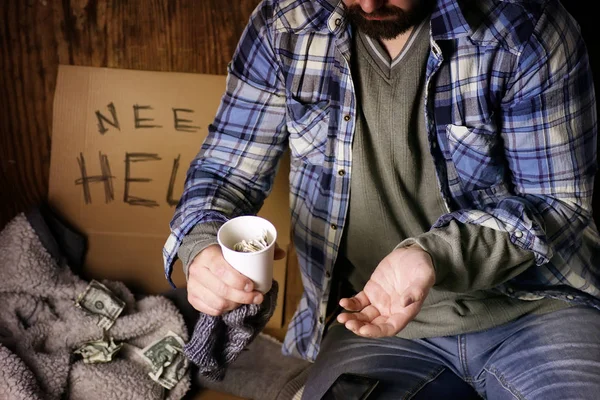 Hombre sin hogar pedir ayuda — Foto de Stock