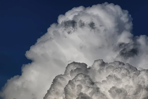 폭풍 구름 푸른 하늘에 — 스톡 사진