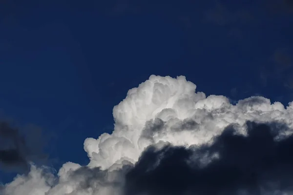 Awan badai di langit biru — Stok Foto