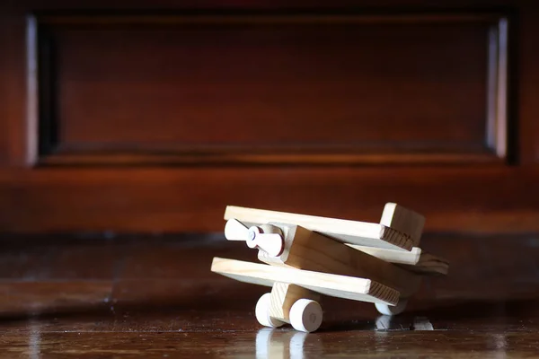 Avión de juguete de madera en la mesa — Foto de Stock