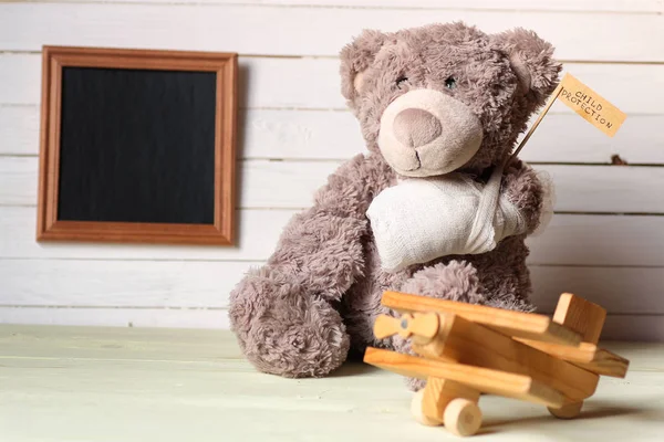 Retro speelgoed op houten plank plaats tekst — Stockfoto