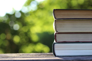 kitap yığını arka plandaki tabloda ahşap açık