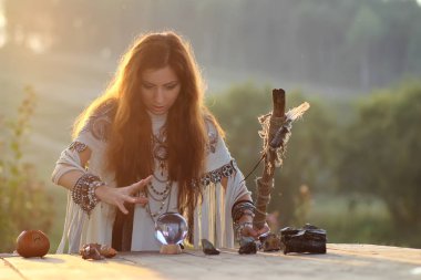 kristal top ile günbatımında cadı