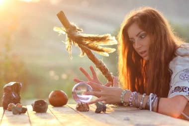 kristal top ile günbatımında cadı