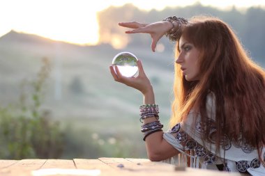 kristal top ile günbatımında cadı