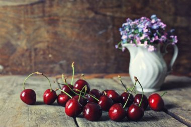 Vintage kompozisyon kiraz berry ahşap arka plan üzerinde