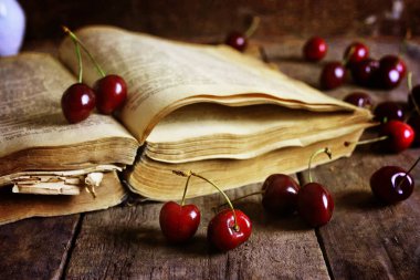 ahşap arka plan ve kiraz berry Retro kitap
