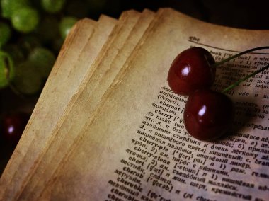 ahşap arka plan ve kiraz berry Retro kitap