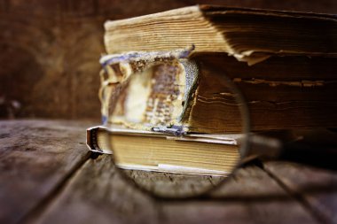 Büyüteç ve eski kitap