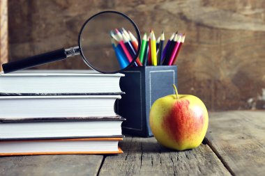 Eğitim kitap apple ve Büyüteç camı