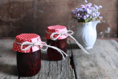 rustik ev yapımı reçel kavanoz ahşap arka plan ve çiçek