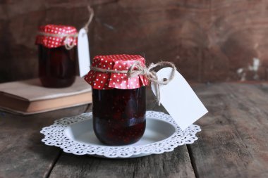 rustik ev yapımı reçel kavanoz ahşap arka plan ve çiçek