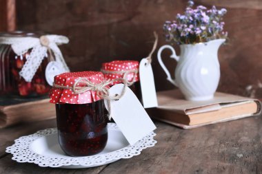 rustik ev yapımı reçel kavanoz ahşap arka plan ve çiçek