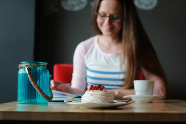 Kız bir kafede kahve notebook ile için