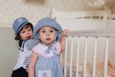 Çocuk denizci evde oyun