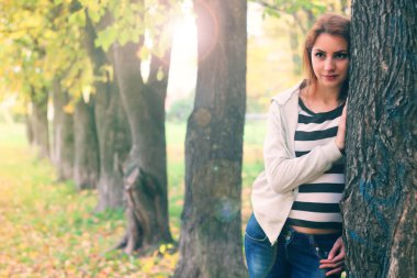 Sonbahar, kız kitaplarını gündelik bırakır