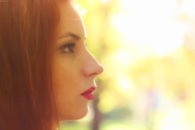 Kat kız sonbahar yaprakları