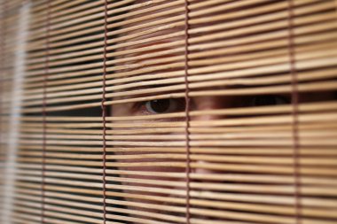 Perdeleri ile baktığını